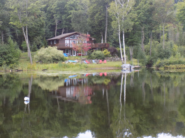 House across the lake, house sitting and travel